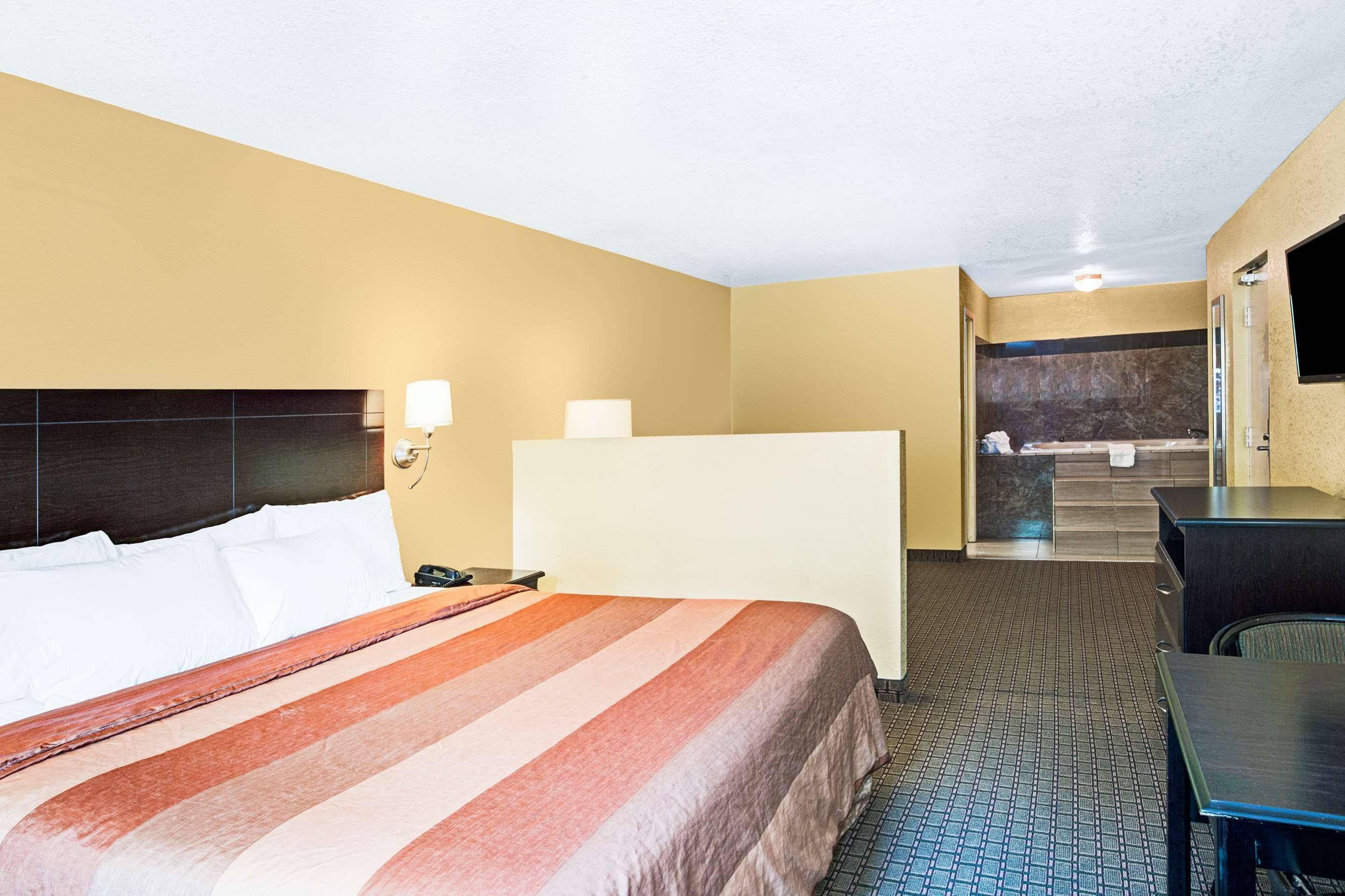 Hotel Days & By Wyndham Downtown Parkway 2*