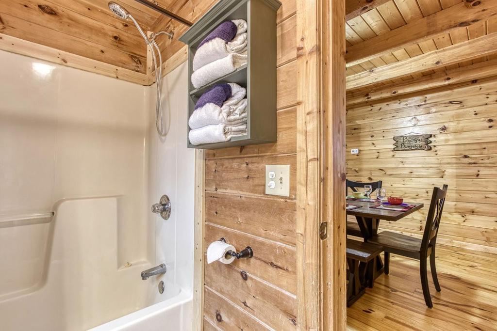 Bucky's Bungalow, Hot Tub, 1089 Of Free Attraction Tickets For Each Paid Day, Dollywood And More! * Gatlinburg