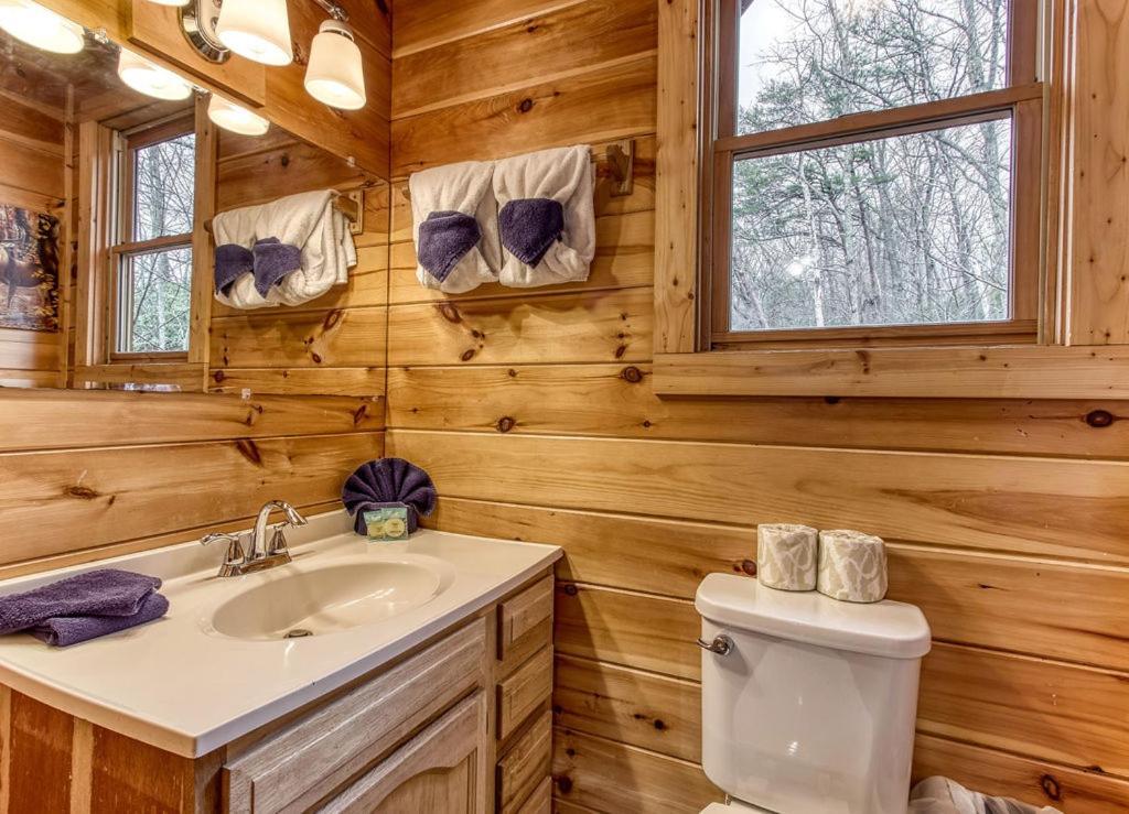 Bucky's Bungalow, Hot Tub, 1089 Of Free Attraction Tickets For Each Paid Day, Dollywood And More! * Gatlinburg