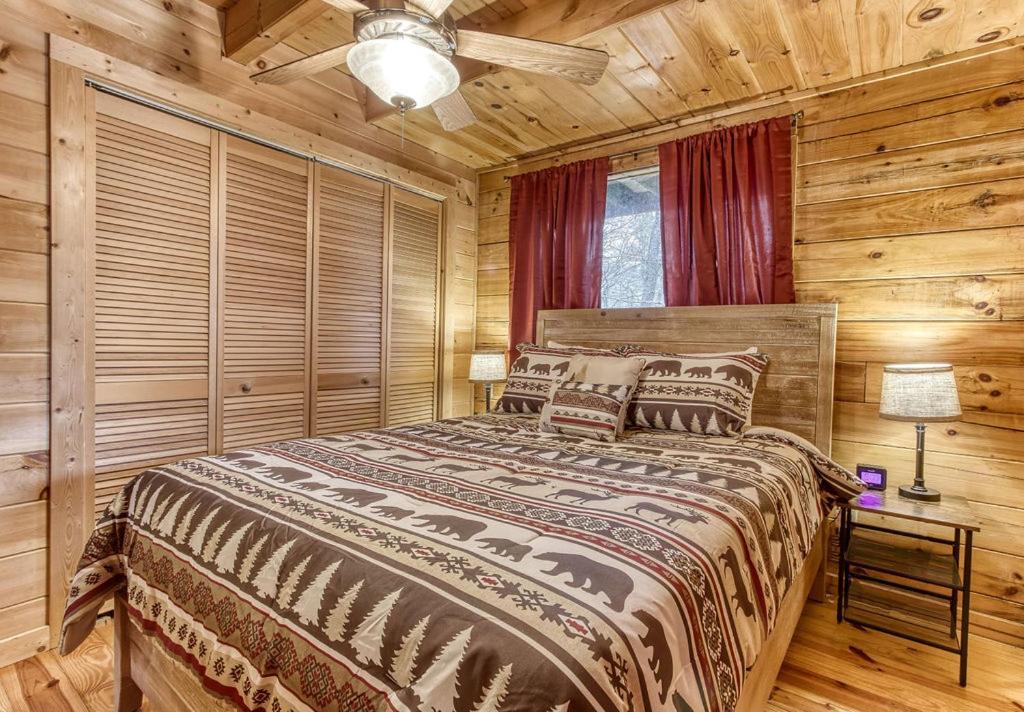 Bucky's Bungalow, Hot Tub, 1089 Of Free Attraction Tickets For Each Paid Day, Dollywood And More!