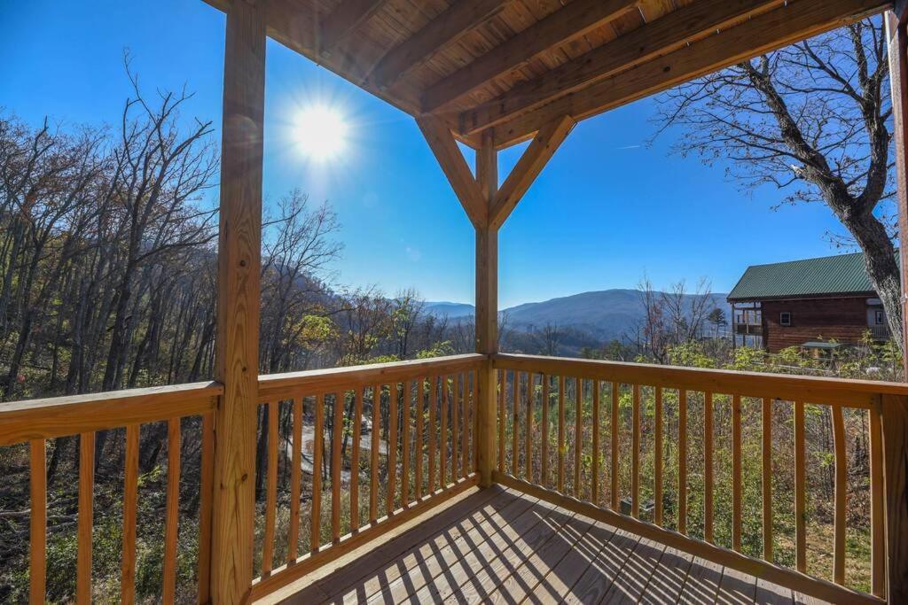 Walnut Ridge Cabin. Sleeps 7-11! Hot Tub, Pool Table, Minutes To Downtown Gatlinburg! Holiday home Gatlinburg