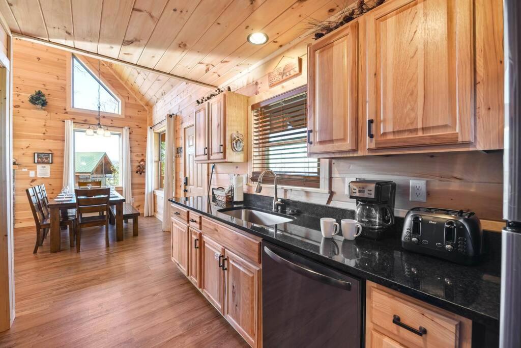 Walnut Ridge Cabin. Sleeps 7-11! Hot Tub, Pool Table, Minutes To Downtown Gatlinburg! Holiday home Gatlinburg