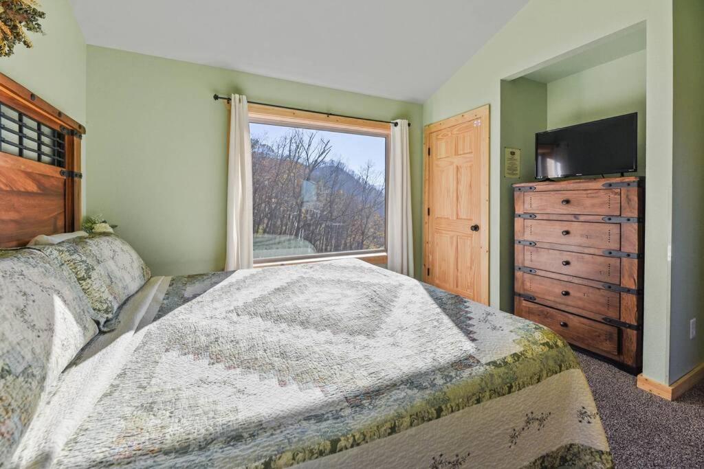 Holiday home Walnut Ridge Cabin. Sleeps 7-11! Hot Tub, Pool Table, Minutes To Downtown Gatlinburg! Gatlinburg