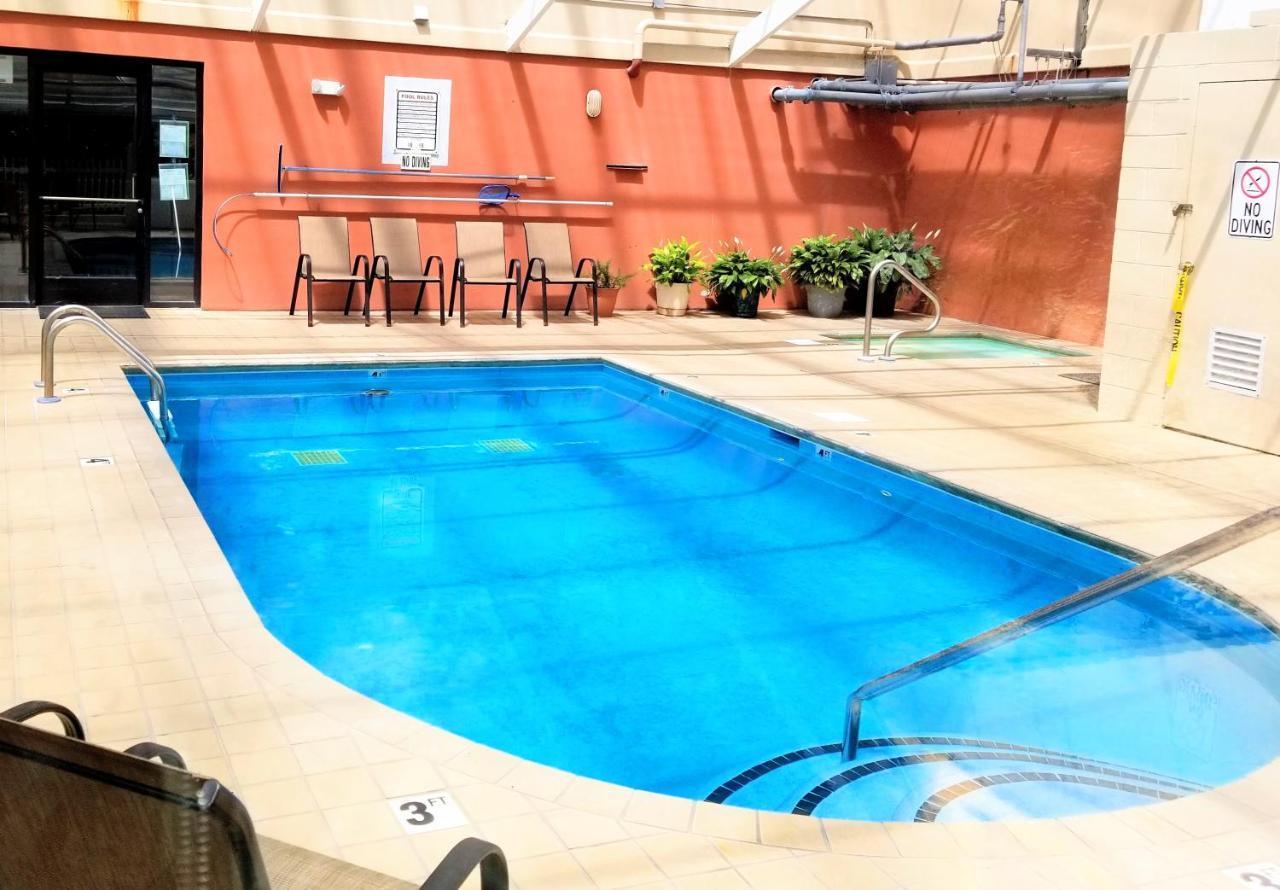 Apartment Lowest Prices Of The Year Downtown Suite, Close To Everything, Free High Speed Wifi, Private Balcony, Pool, Hot Tub, Sleeps 8