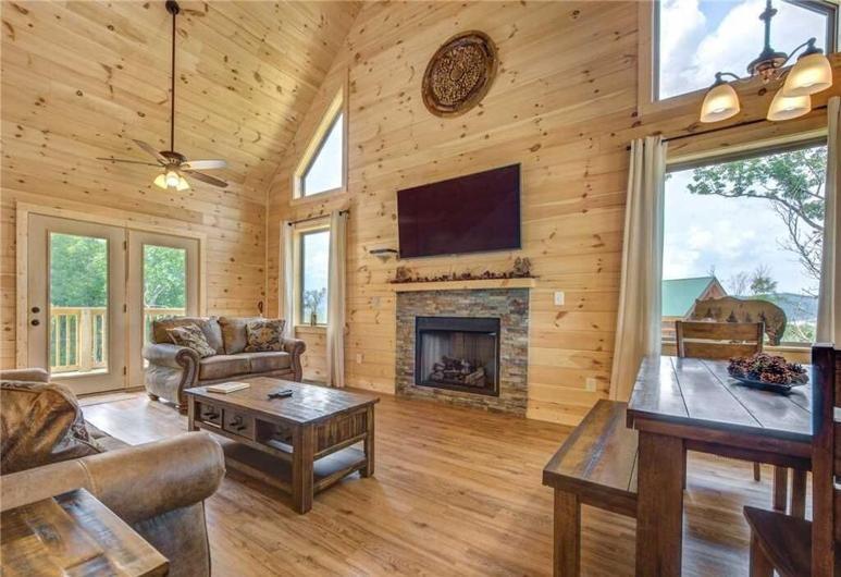 Holiday home Walnut Ridge Cabin. Sleeps 7-11! Hot Tub, Pool Table, Minutes To Downtown Gatlinburg! Gatlinburg