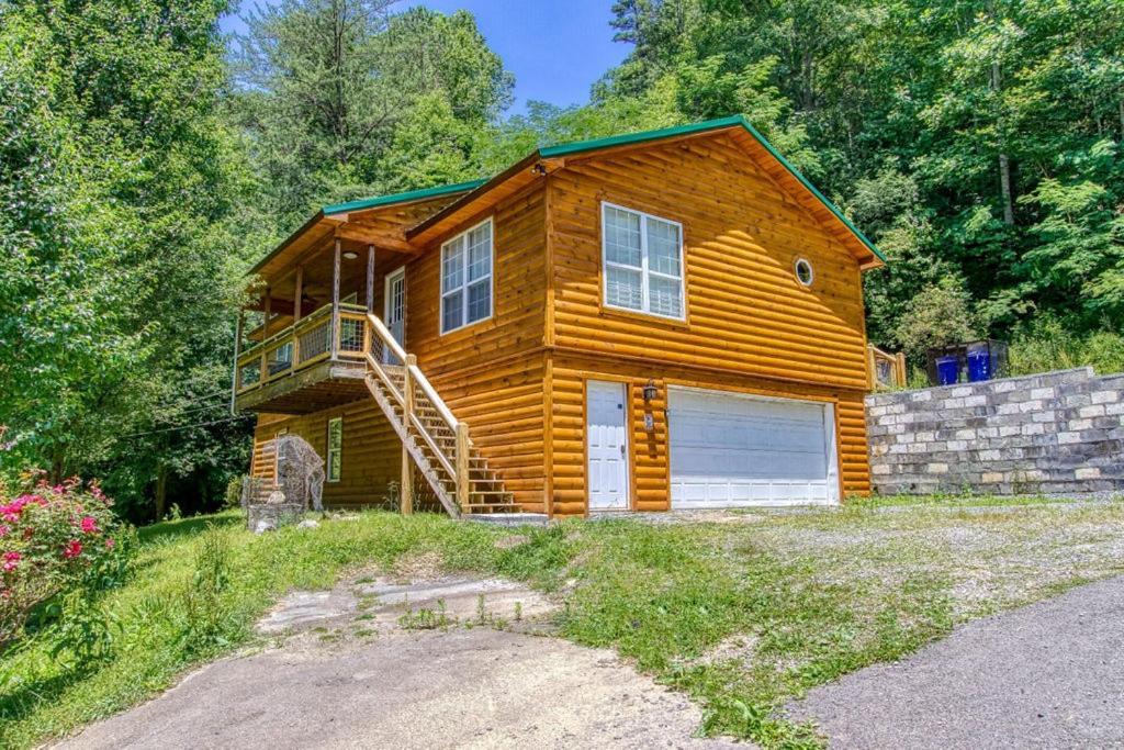 Hidden Retreat, Hot Tub, Pool Table, 1089 Free Tickets Each Paid Day, Dollywood And