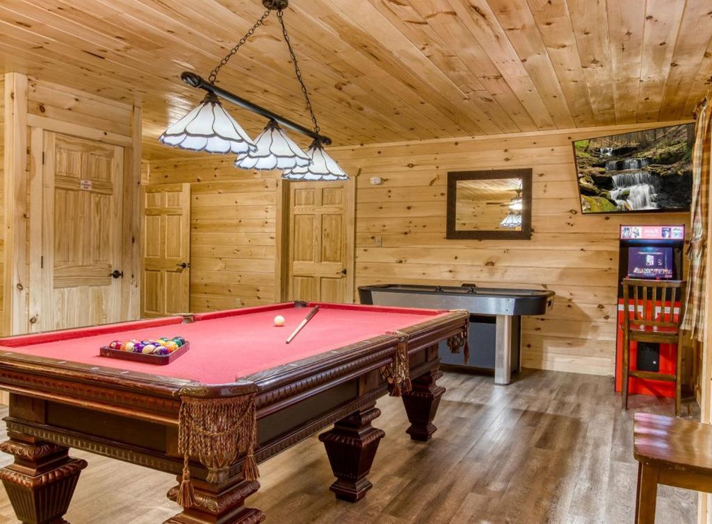 Hidden Retreat, Hot Tub, Pool Table, 1089 Free Tickets Each Paid Day, Dollywood And Holiday home *
