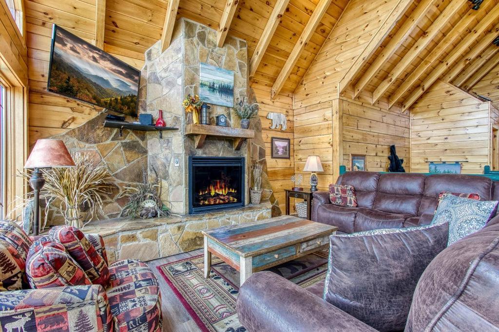 View Chalet, Hot Tub, 1089 Of Free Attraction Tickets For Each Paid Day, Dollywood And More!