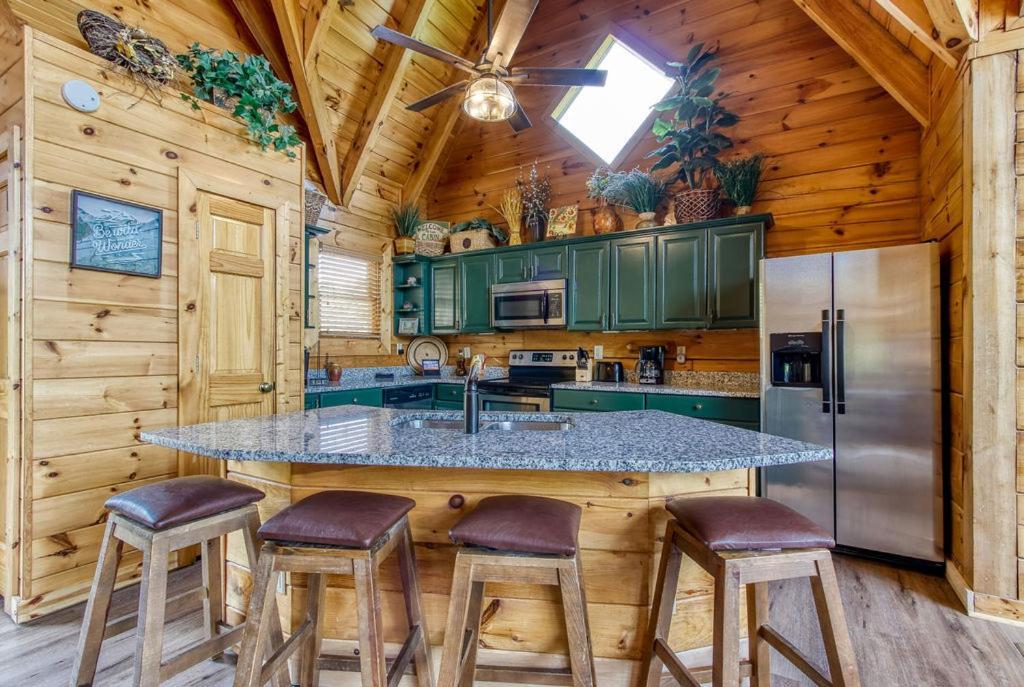 View Chalet, Hot Tub, 1089 Of Free Attraction Tickets For Each Paid Day, Dollywood And More! Holiday home Gatlinburg