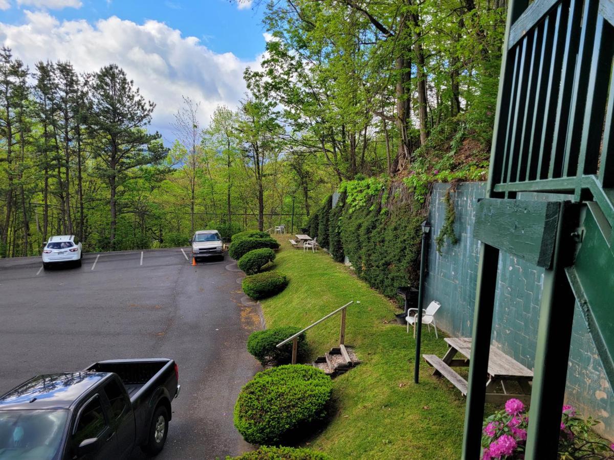Main Level Ski Mountain Resort, 10 Min To Downtown Gatlinburg, Pool, King Bed, Private Balcony, Lowest Prices Of The Season Apartment Gatlinburg