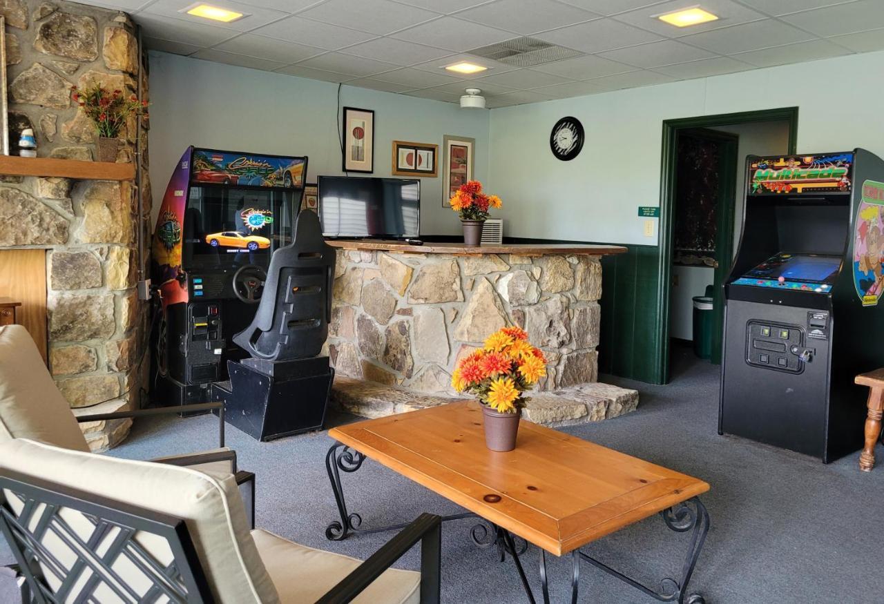 Main Level Ski Mountain Resort, 10 Min To Downtown Gatlinburg, Pool, King Bed, Private Balcony, Lowest Prices Of The Season *