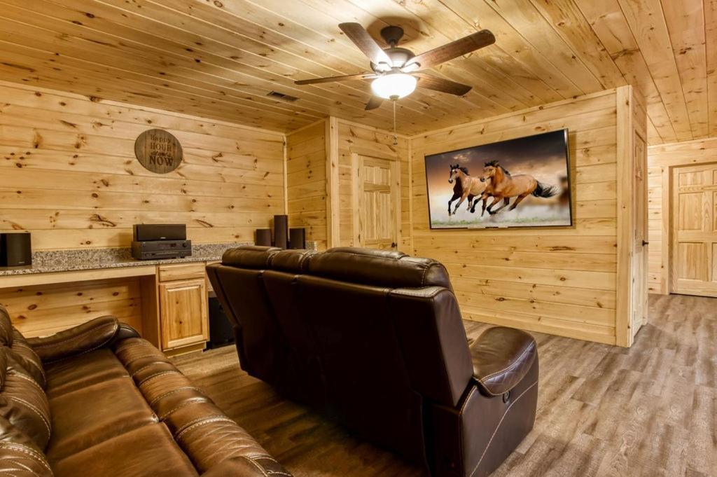 Hidden Retreat, Hot Tub, Pool Table, 1089 Free Tickets Each Paid Day, Dollywood And Holiday home Gatlinburg