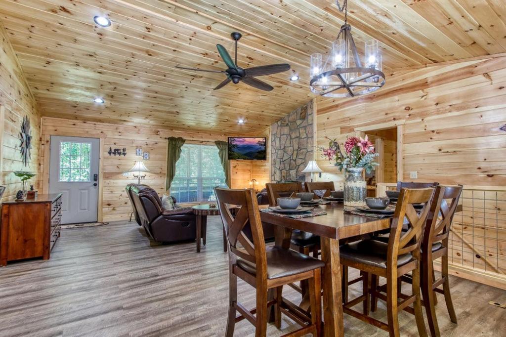 Hidden Retreat, Hot Tub, Pool Table, 1089 Free Tickets Each Paid Day, Dollywood And Holiday home