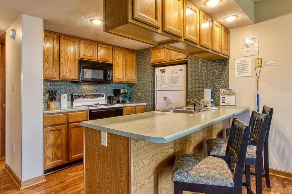 Serenity Heights, Amazing Views, Hot Tub Pool Access, 1089 Free Tickets Each Paid Day, Dollywood