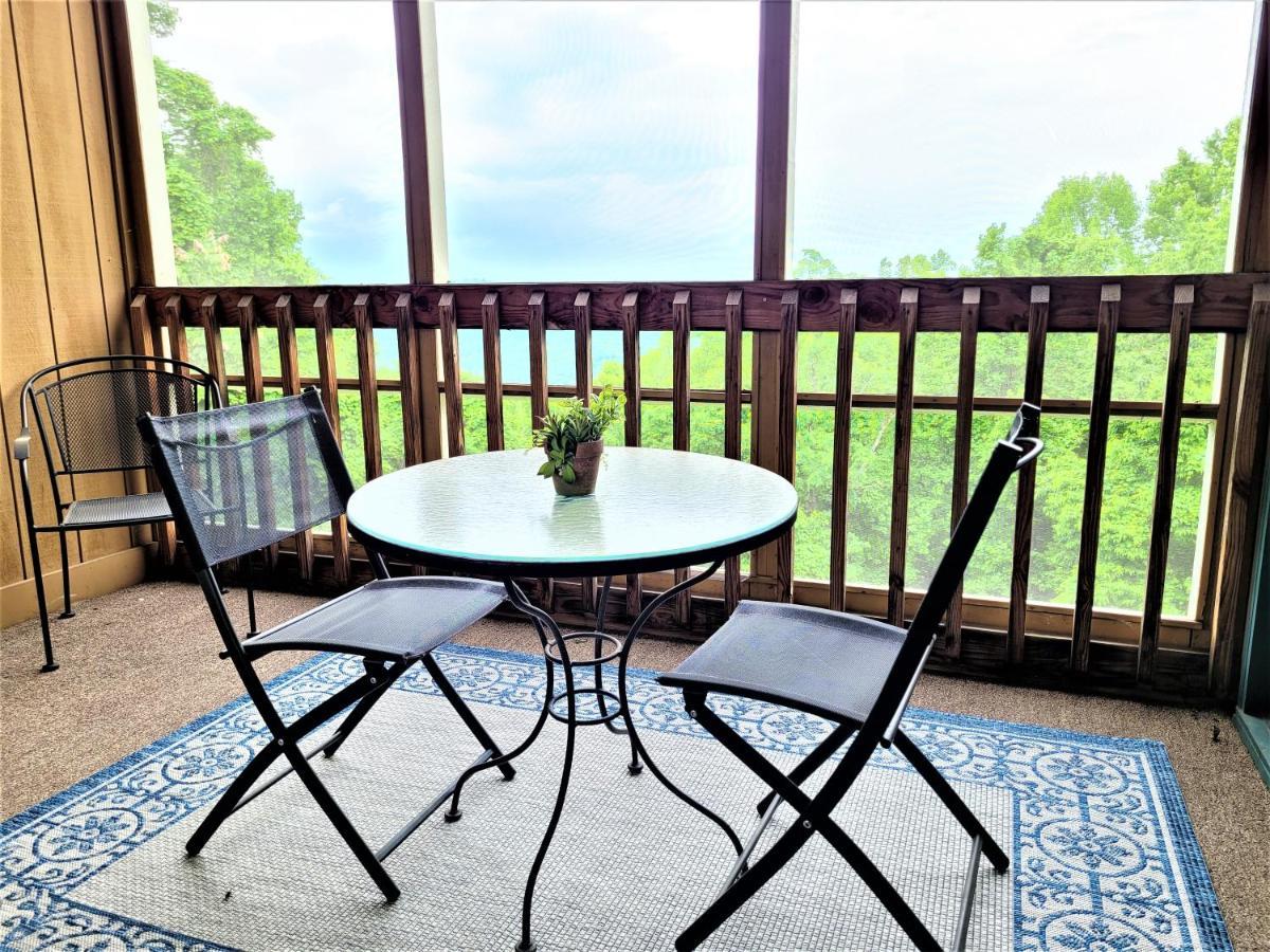 Gatlinburg's Ski Mountain Resort, 10 Min From Downtown, King Bed, Pool, Hot Tub, Private Balcony Lowest Prices Of The Year Apartment
