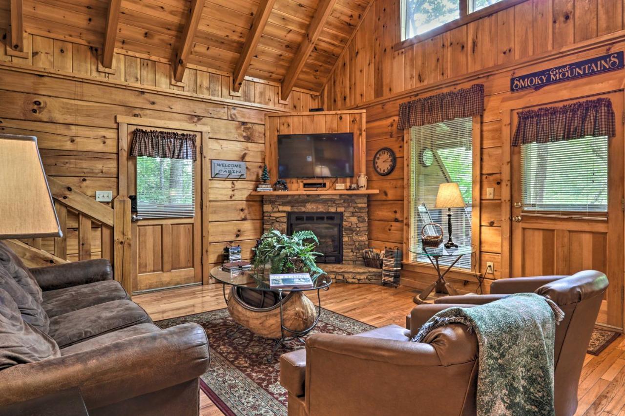 Mountainside Escape With Deck And Hot Tub! Holiday home