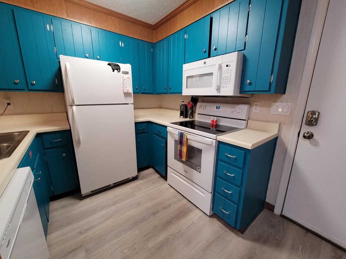 Gatlinburg's Ski Mountain Resort, 10 Min From Downtown, King Bed, Pool, Hot Tub, Private Balcony Lowest Prices Of The Year * Gatlinburg
