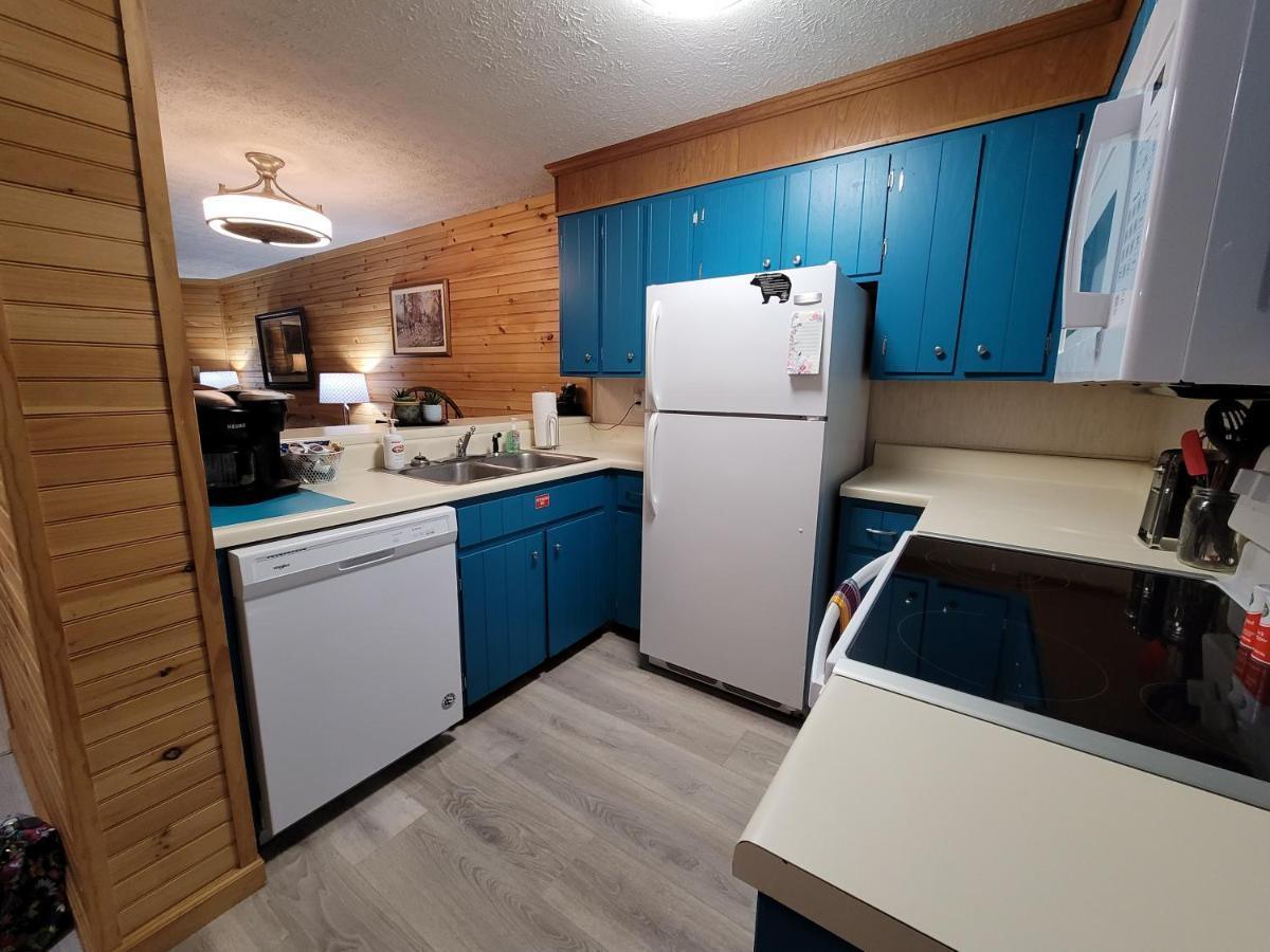 Gatlinburg's Ski Mountain Resort, 10 Min From Downtown, King Bed, Pool, Hot Tub, Private Balcony Lowest Prices Of The Year Apartment