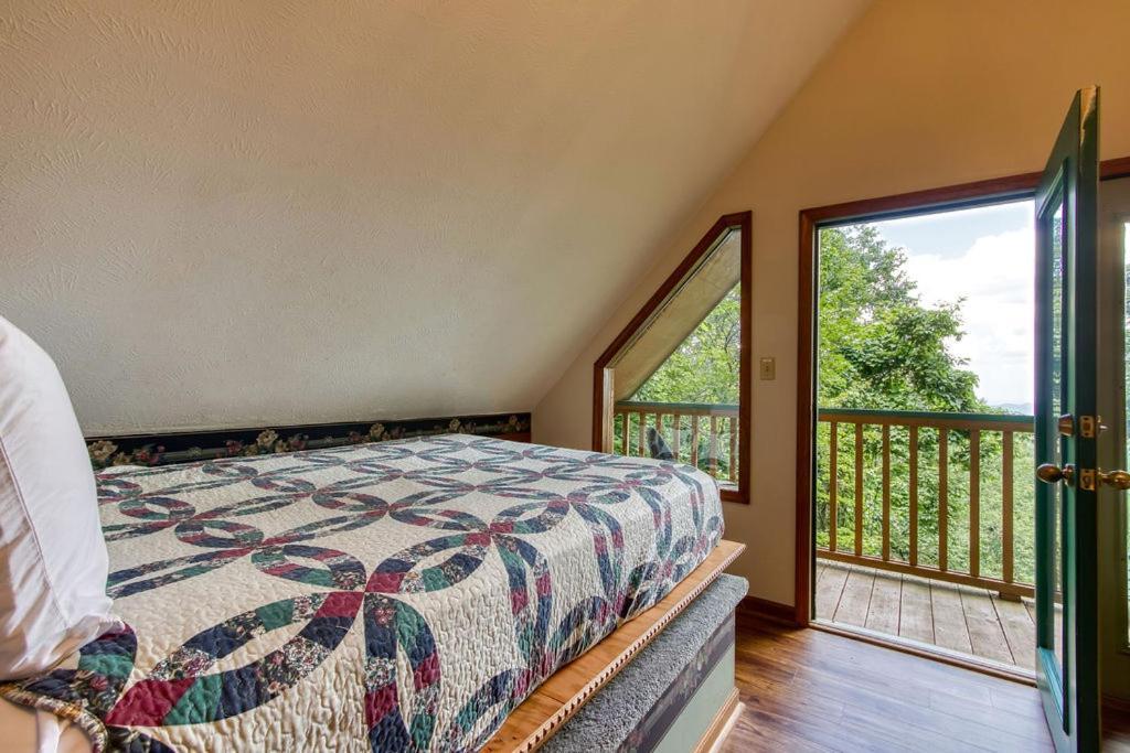 Chalet Serenity Heights, Amazing Views, Hot Tub Pool Access, 1089 Free Tickets Each Paid Day, Dollywood *