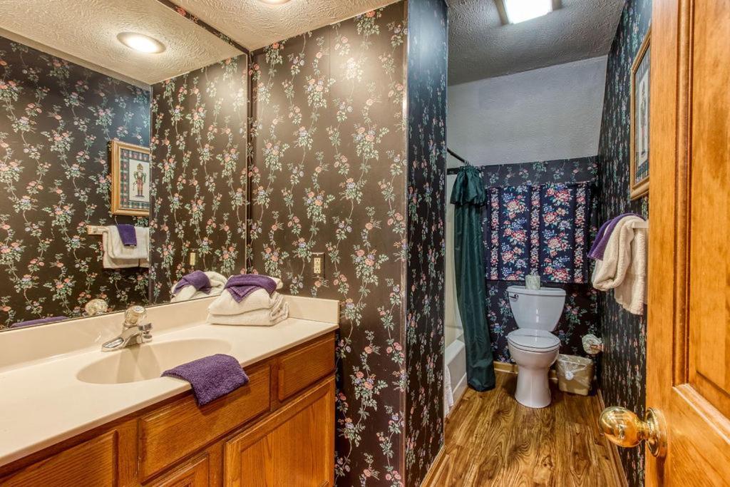 Chalet Serenity Heights, Amazing Views, Hot Tub Pool Access, 1089 Free Tickets Each Paid Day, Dollywood