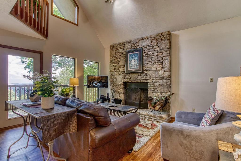 Chalet Serenity Heights, Amazing Views, Hot Tub Pool Access, 1089 Free Tickets Each Paid Day, Dollywood