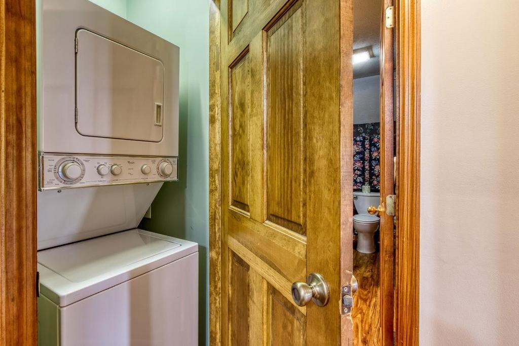 Serenity Heights, Amazing Views, Hot Tub Pool Access, 1089 Free Tickets Each Paid Day, Dollywood Chalet Gatlinburg