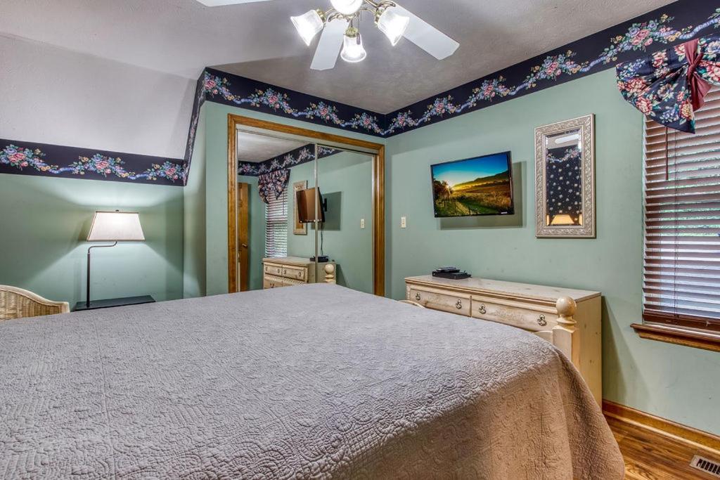 Serenity Heights, Amazing Views, Hot Tub Pool Access, 1089 Free Tickets Each Paid Day, Dollywood Chalet
