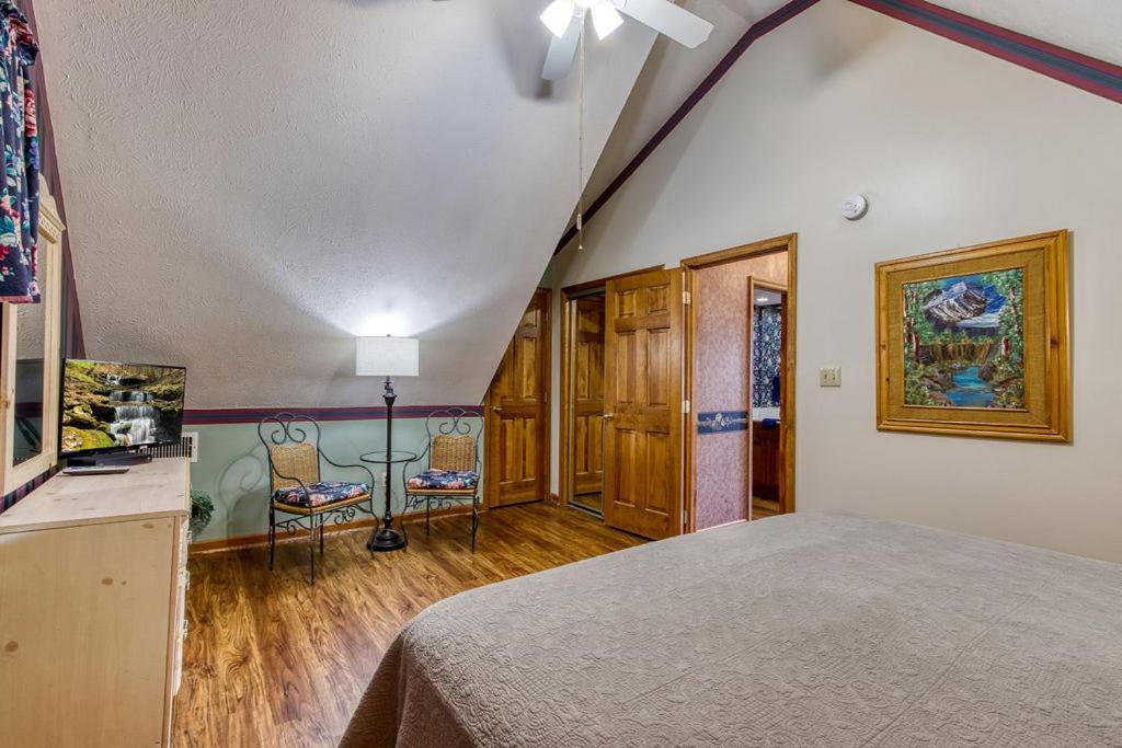 Chalet Serenity Heights, Amazing Views, Hot Tub Pool Access, 1089 Free Tickets Each Paid Day, Dollywood *