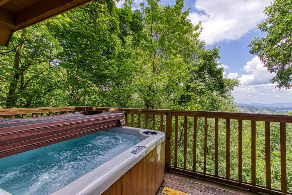 Serenity Heights, Amazing Views, Hot Tub Pool Access, 1089 Free Tickets Each Paid Day, Dollywood