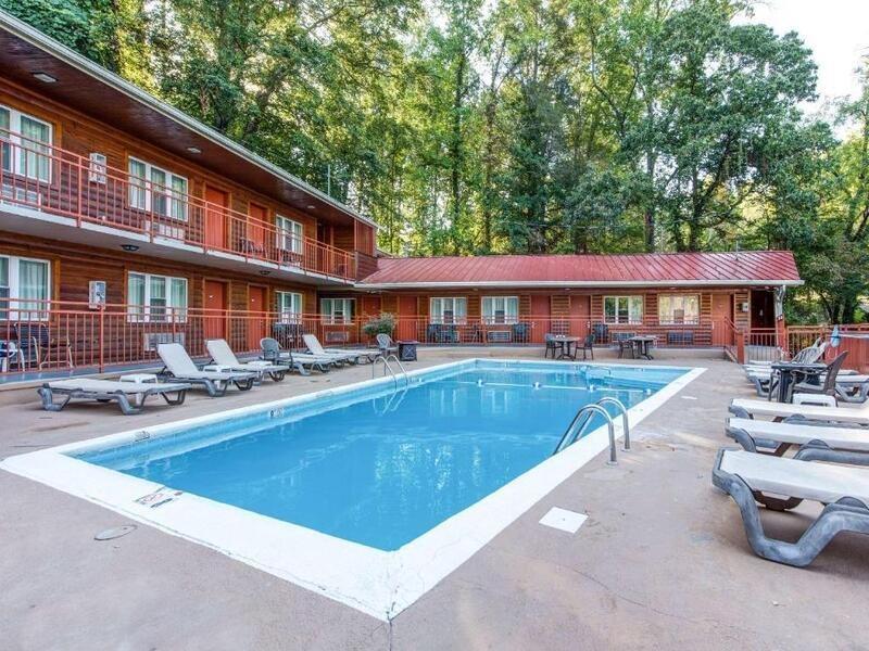 Inn Quality Creekside - Downtown 2*