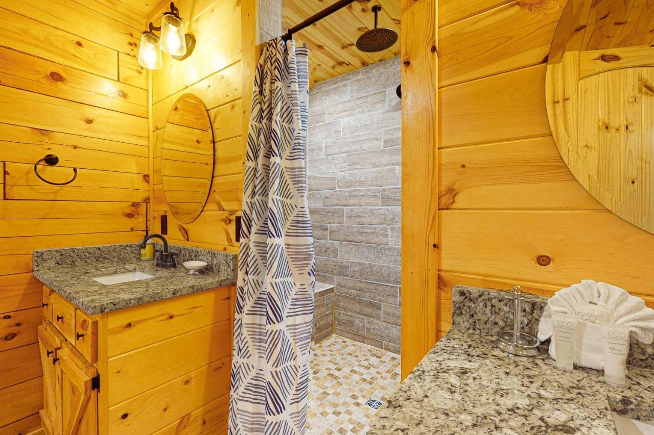 Knotty Escape * Gatlinburg