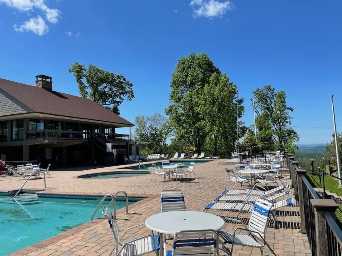 Take It Easy With Hot Tub And Community Pool Holiday home Gatlinburg