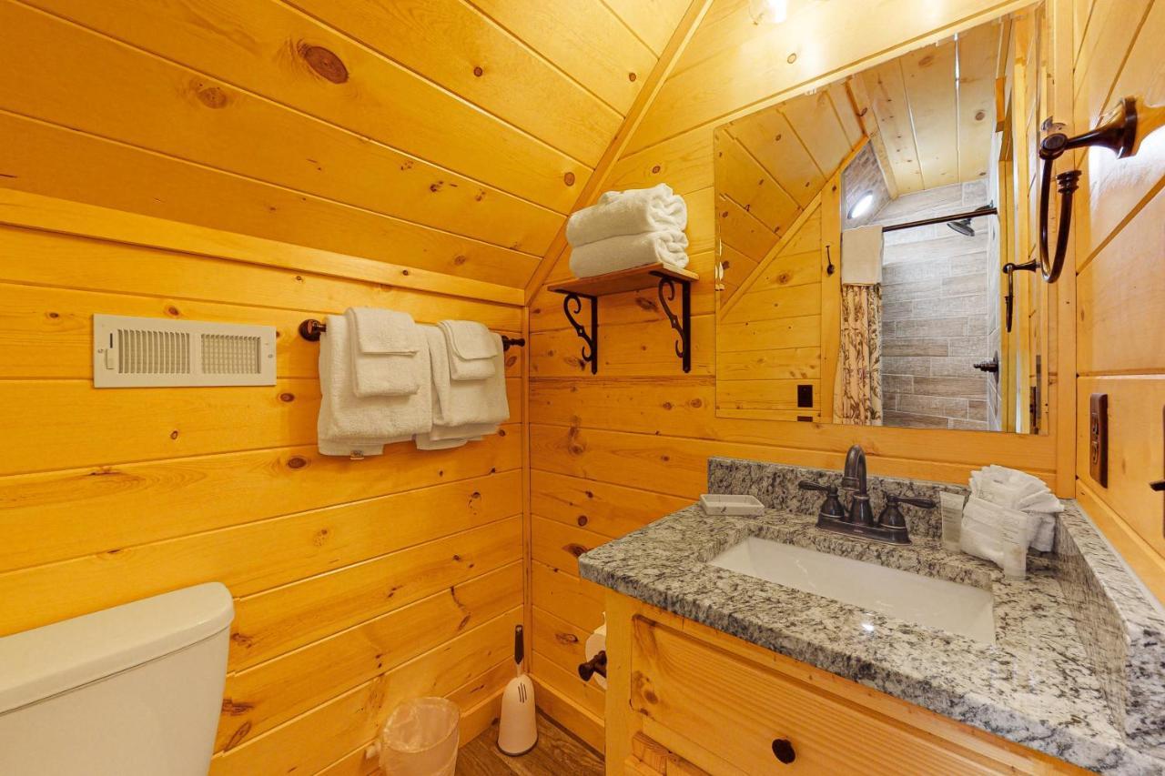 Knotty Escape * Gatlinburg