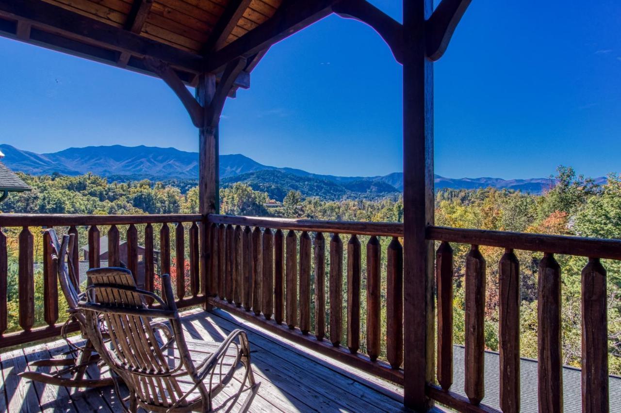 Lazy Bear Lodge, Hot Tub, Pool, Wifi, 1089 Free Tickets Each Paid Day, Dollywood And