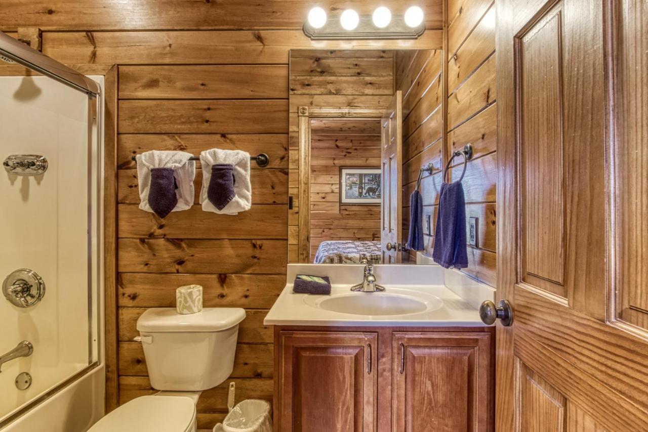 Lazy Bear Lodge, Hot Tub, Pool, Wifi, 1089 Free Tickets Each Paid Day, Dollywood And Holiday home *