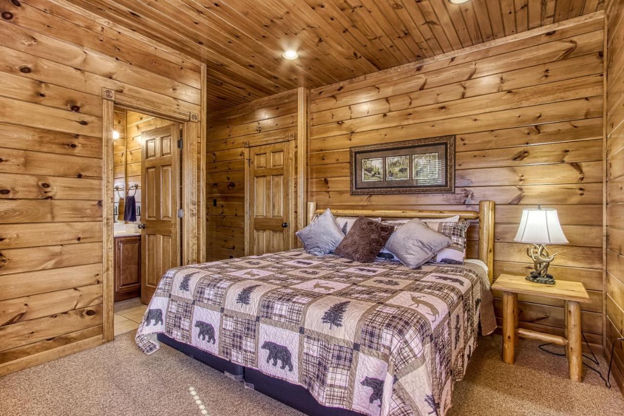 Lazy Bear Lodge, Hot Tub, Pool, Wifi, 1089 Free Tickets Each Paid Day, Dollywood And Holiday home *