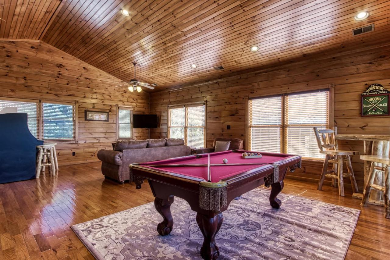 Holiday home Lazy Bear Lodge, Hot Tub, Pool, Wifi, 1089 Free Tickets Each Paid Day, Dollywood And