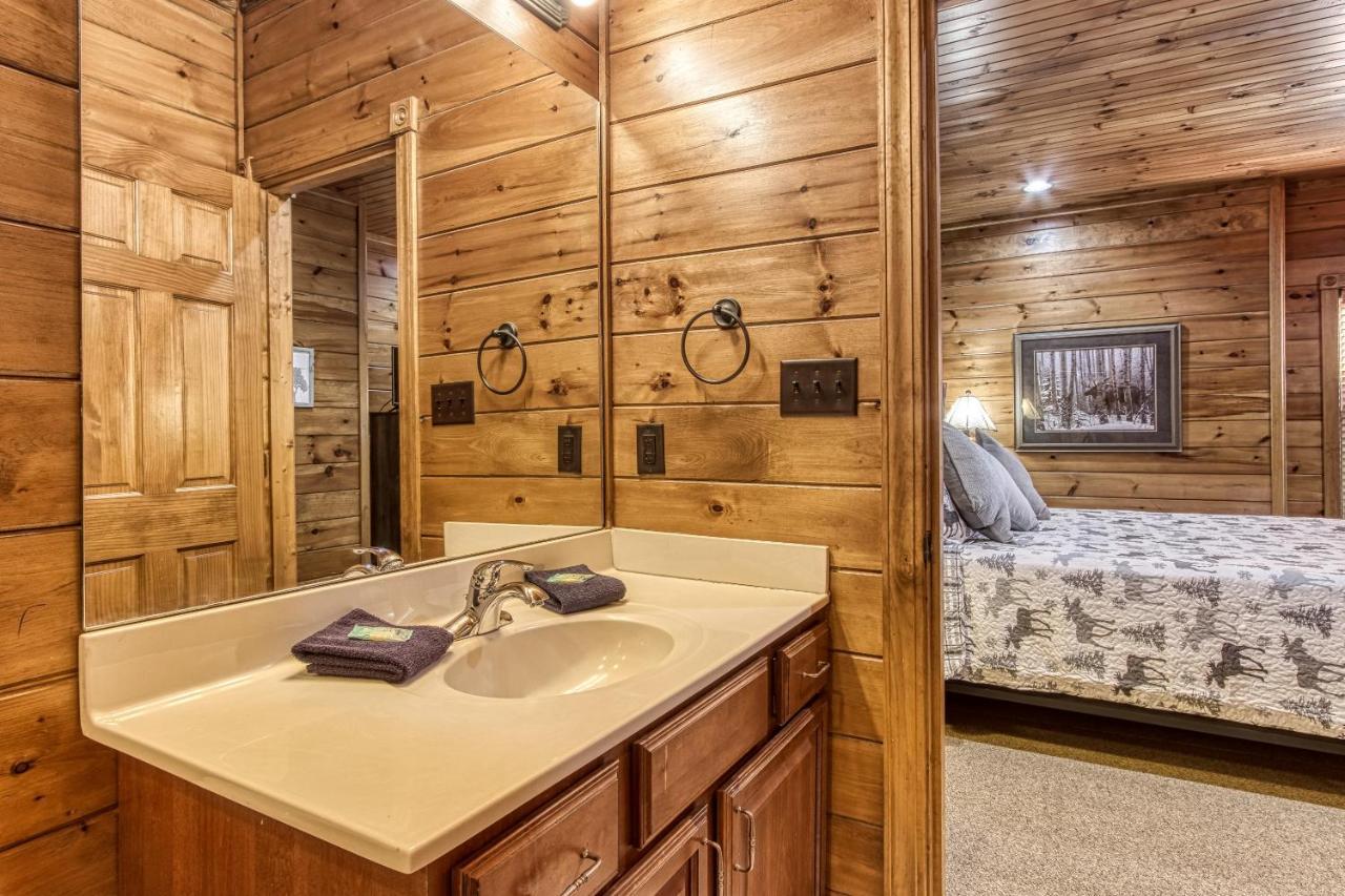 Lazy Bear Lodge, Hot Tub, Pool, Wifi, 1089 Free Tickets Each Paid Day, Dollywood And * Gatlinburg