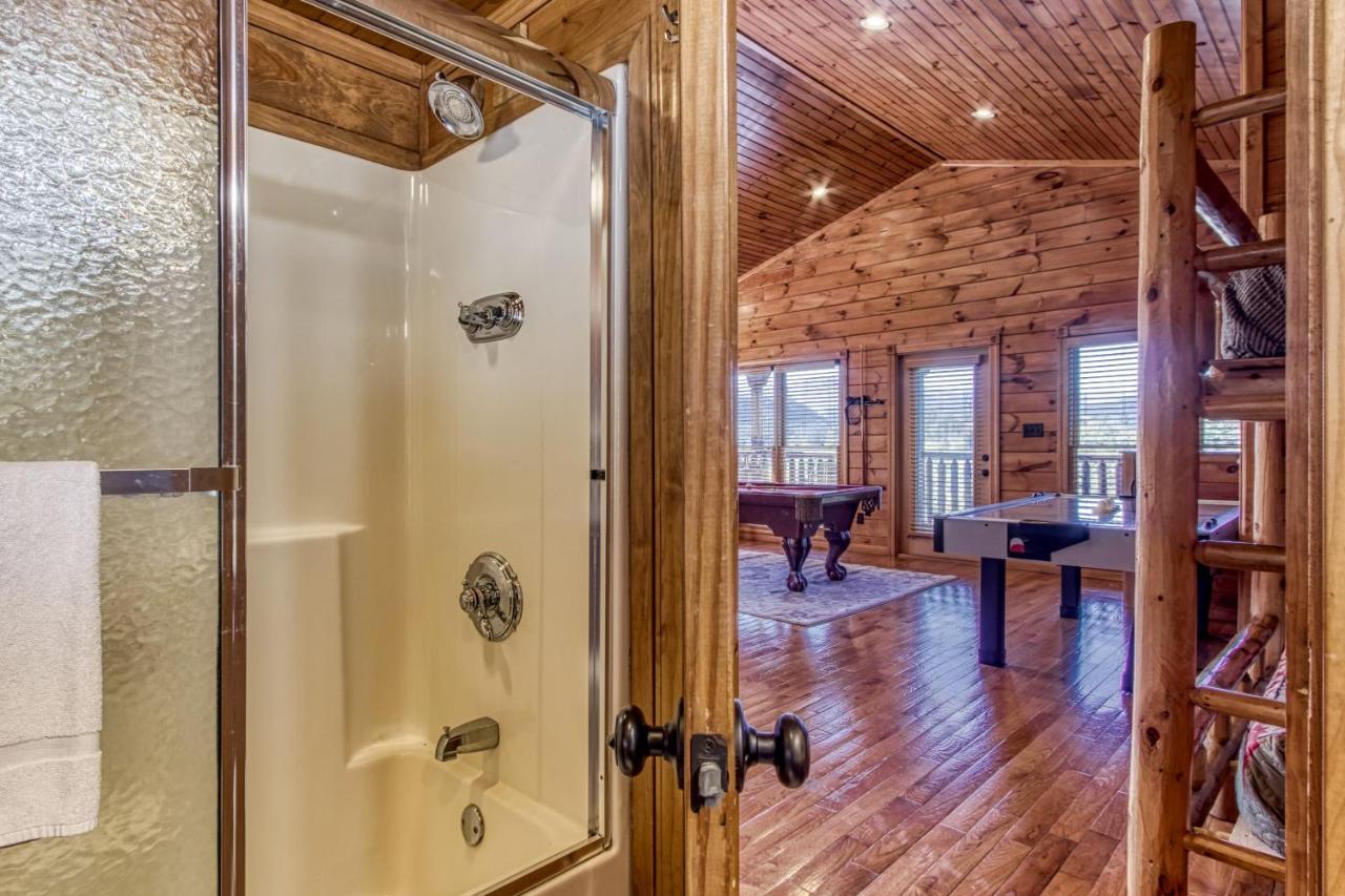 Holiday home Lazy Bear Lodge, Hot Tub, Pool, Wifi, 1089 Free Tickets Each Paid Day, Dollywood And *