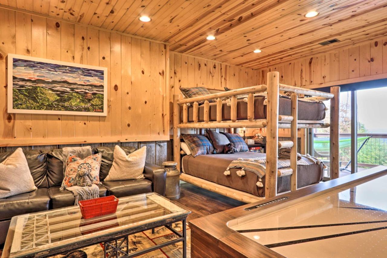 Woodsy Retreat With Fire Pit And Amenities