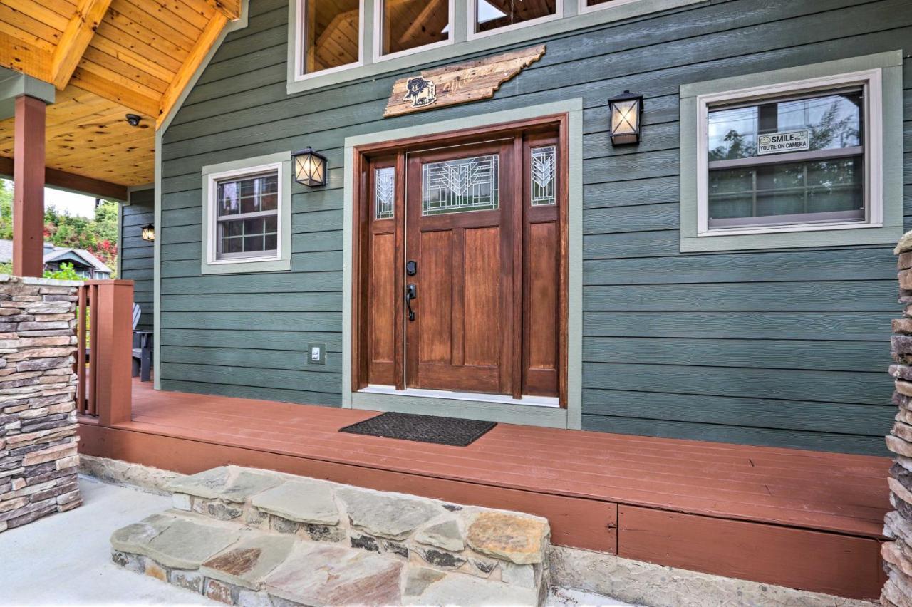 Woodsy Retreat With Fire Pit And Amenities