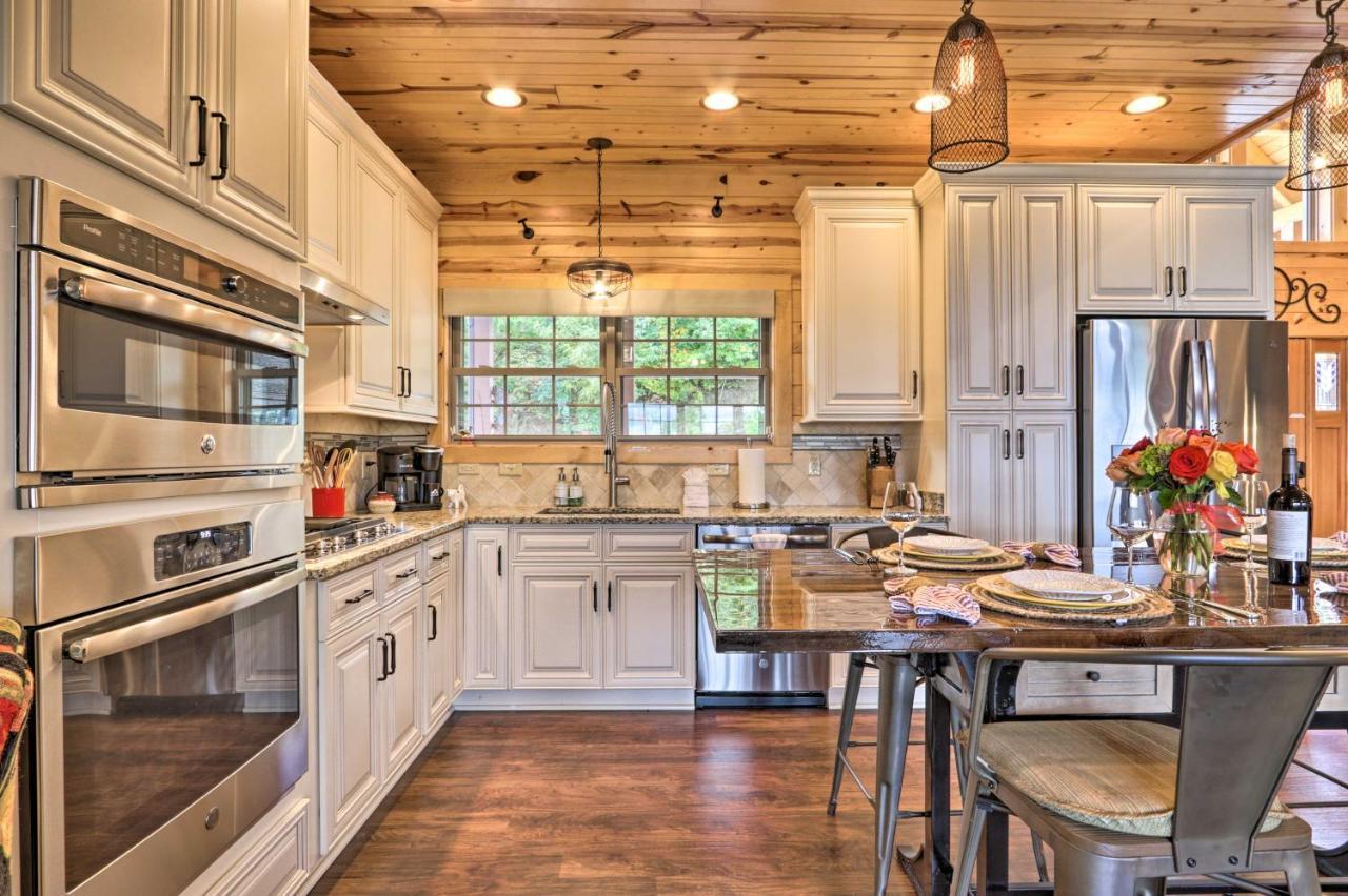 Woodsy Retreat With Fire Pit And Amenities Holiday home *