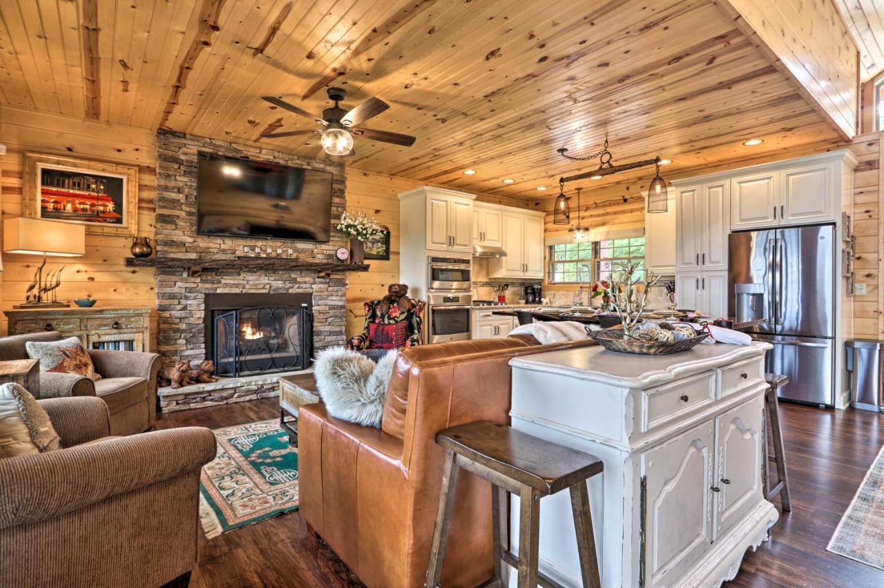 Holiday home Woodsy Retreat With Fire Pit And Amenities Gatlinburg