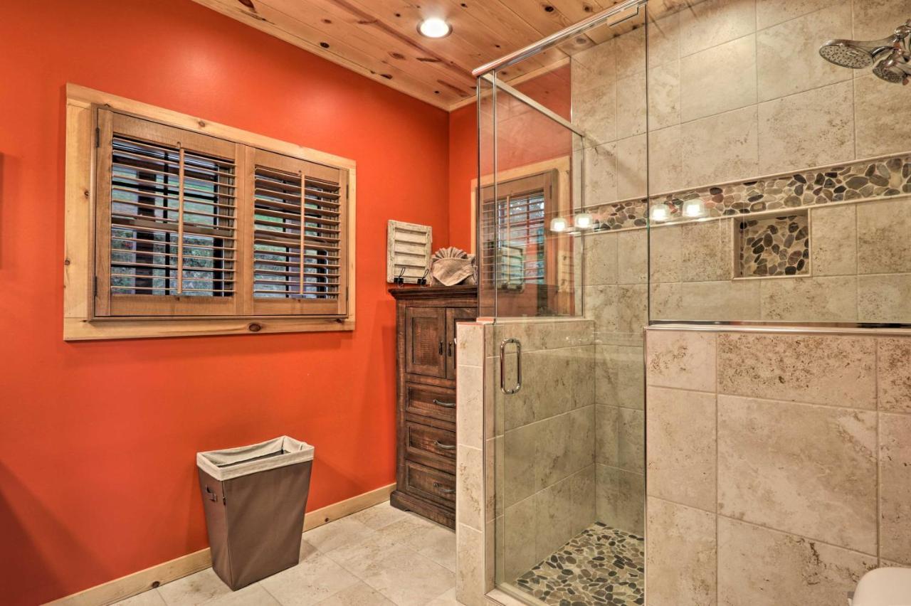 Holiday home Woodsy Retreat With Fire Pit And Amenities Gatlinburg