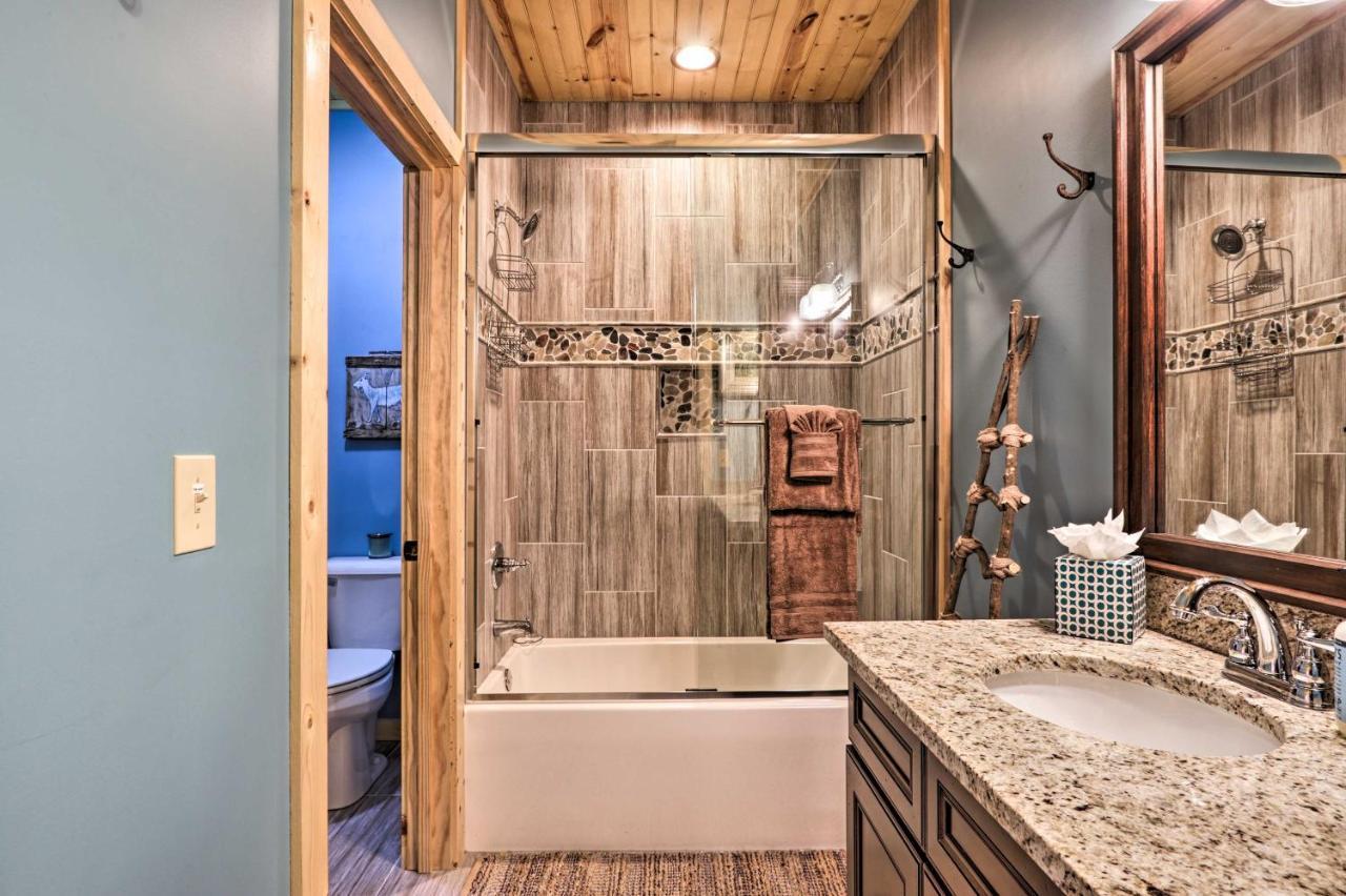 Holiday home Woodsy Retreat With Fire Pit And Amenities Gatlinburg