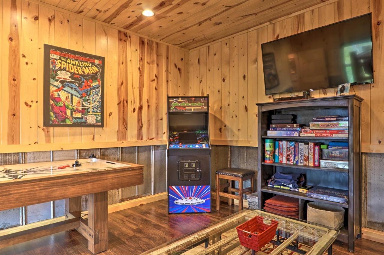 Woodsy Retreat With Fire Pit And Amenities Holiday home