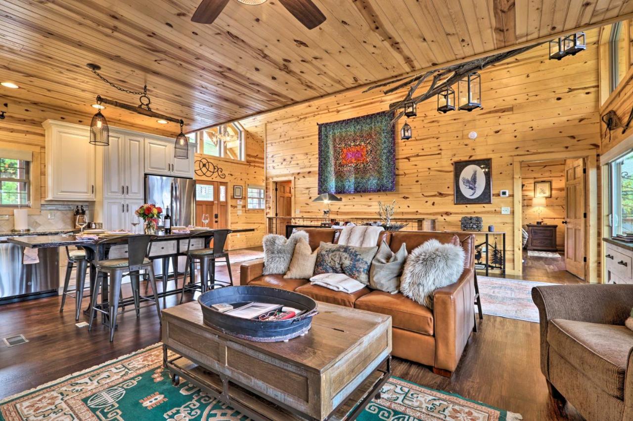 Woodsy Retreat With Fire Pit And Amenities Holiday home Gatlinburg