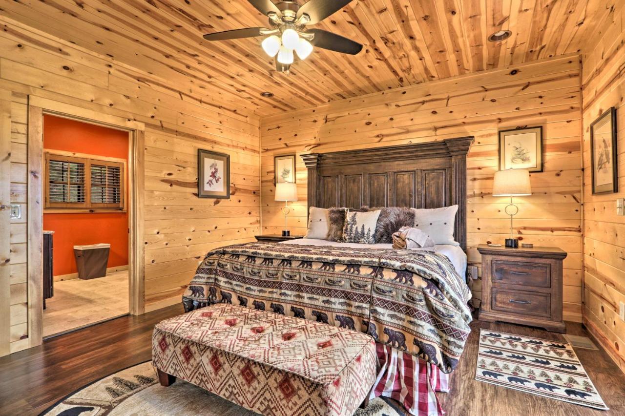 Woodsy Retreat With Fire Pit And Amenities Holiday home