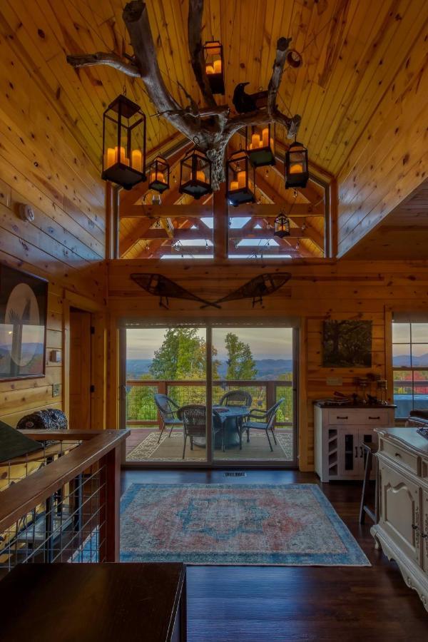 Woodsy Retreat With Fire Pit And Amenities