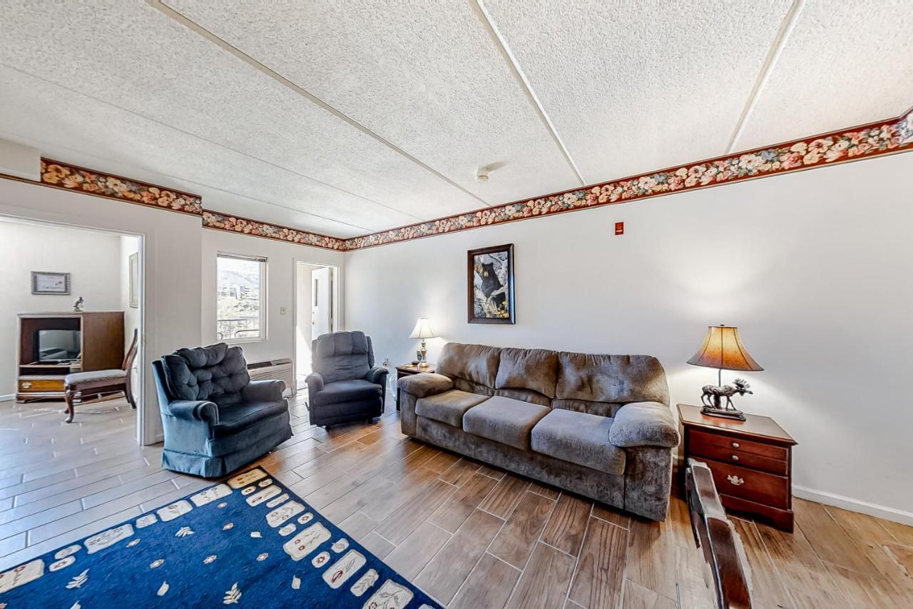 Gatlinburg Towers & Bungalow Holiday home *